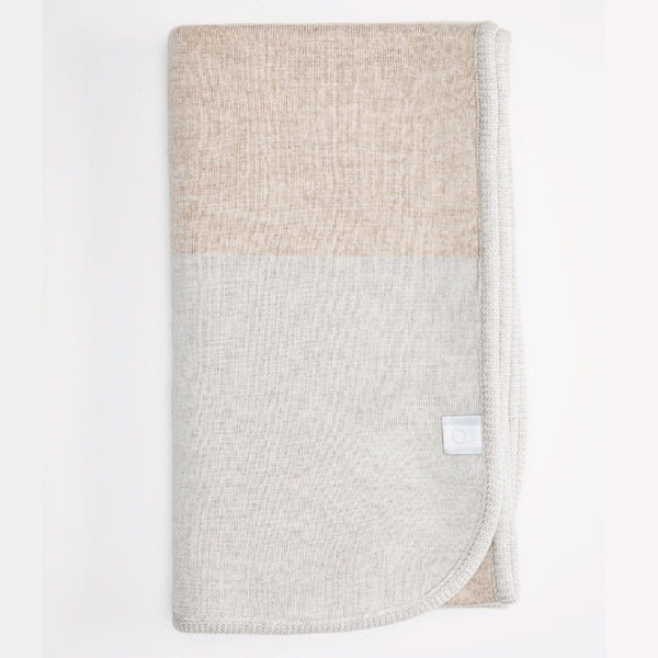 Couverture beige  en laine de mérinos / Merino wool blanket made in Canada by Volprivé.