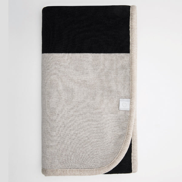 Couverture de voyage noire et beige en laine mérinos fabriquée au Canada / Travel blanket 100% merino wool made in Canada by Volprivé black and beige.