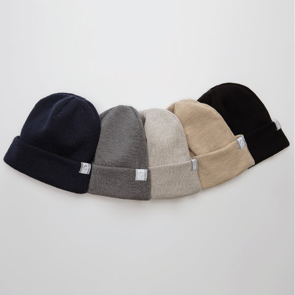 Assortiment de tuques en laine mérinos fabriqué au Canada / Assortment of merino wool toques made in Canada by Volprivé.