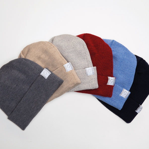 Assortiment de tuques en laine mérinos fabriqué au Canada / Assortment of merino wool toques made in Canada by Volprivé.