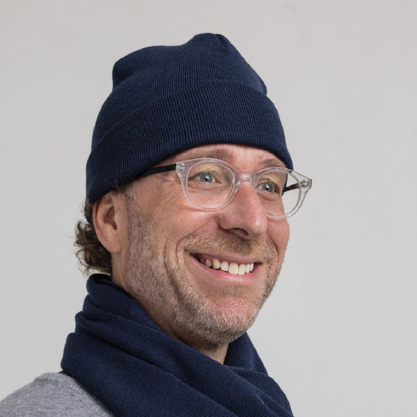 Tuque bleue marine 100% mérinos sur homme fabriquée au Canada / Navy blue beanie on male model made of 100% merino wool by Volprivé.