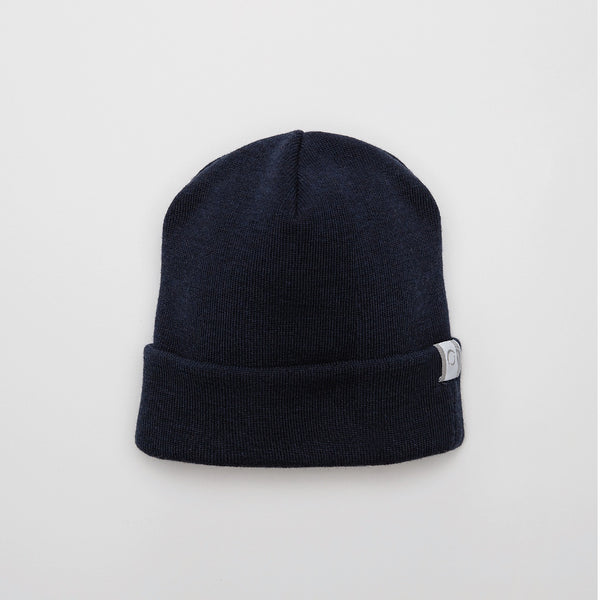 Tuque en laine mérinos bleue marine de Volprivé / Navy blue merino wool beanie by Volprivé.