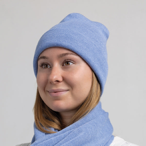 Tuque bleue pâle 100% mérinos sur jeune femme fabriquée au Canada / Light blue beanie on women model made of 100% merino wool by Volprivé.