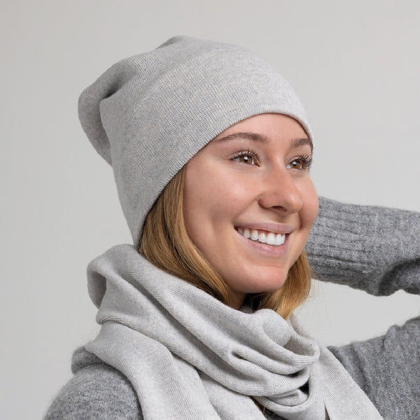 Tuque grise pâle 100% mérinos sur jeune femme fabriquée au Canada / Light grey beanie on women model made of 100% merino wool by Volprivé.