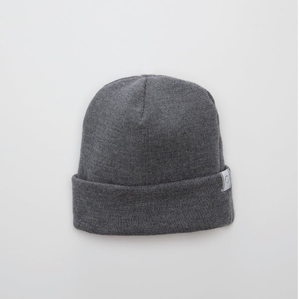 Tuque en laine mérinos grise de Volprivé / Grey merino wool beanie by Volprivé.