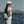Jeune femme sur un quai avec lac et montagne et sac au sec 5L gris par Volprivé / Young women with white cap on dock with water background and 5L dry bag by Volprivé.