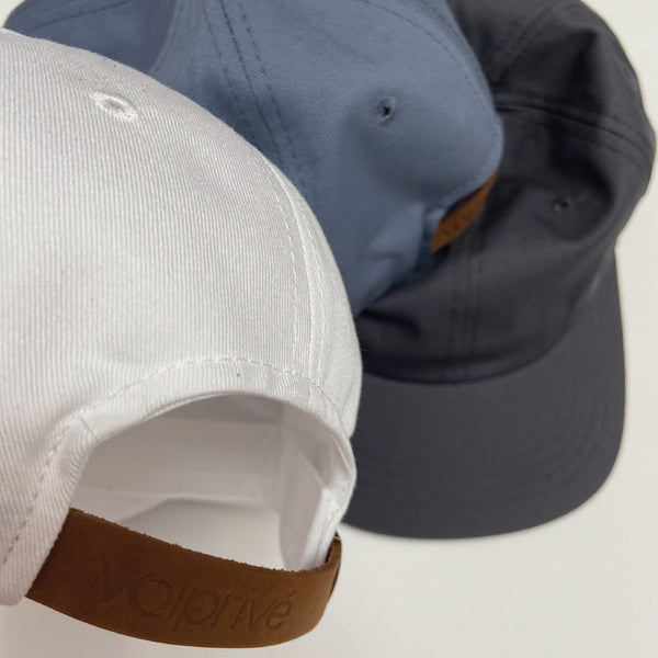 Assortiment de casquettes Volprivé avec attaches en cuir logo embossé / Assortment of 100% cotton caps made in Canada by Volprivé