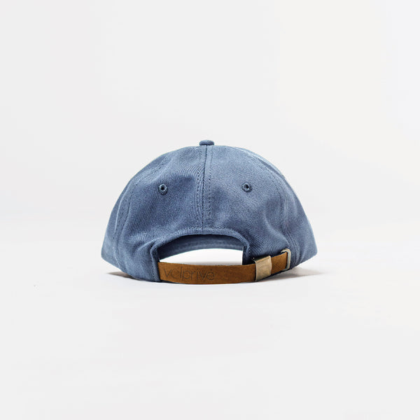 Vue attache cuir embossé dos de casquette unisexe bleue 100% coton ajustable / View of leather strap back view of 100% cotton blue cap made in Canada by Volprivé.