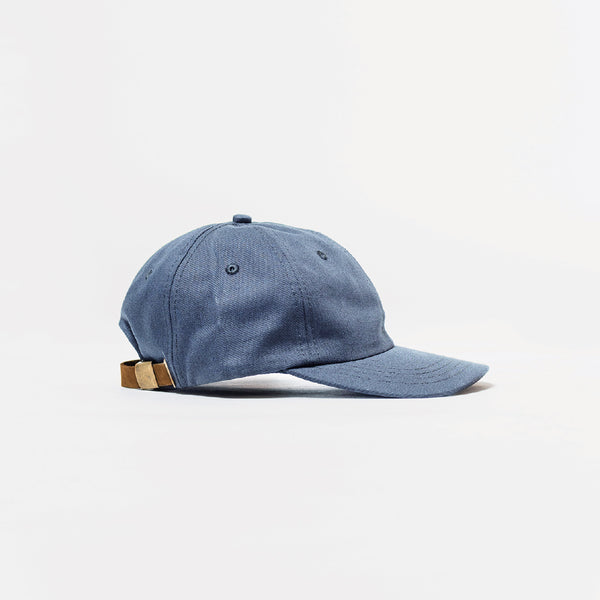 Vue de côté casquette unisexe bleue 100% coton ajustable / Side view 100% cotton blue cap made in Canada by Volprivé.