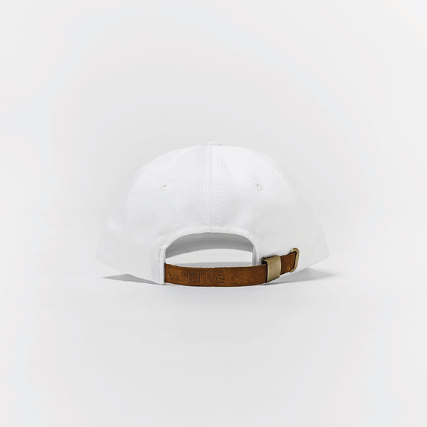Vue attache cuir embossé dos de casquette unisexe blanche 100% coton ajustable / View of leather strap back view of 100% cotton white cap made in Canada by Volprivé.