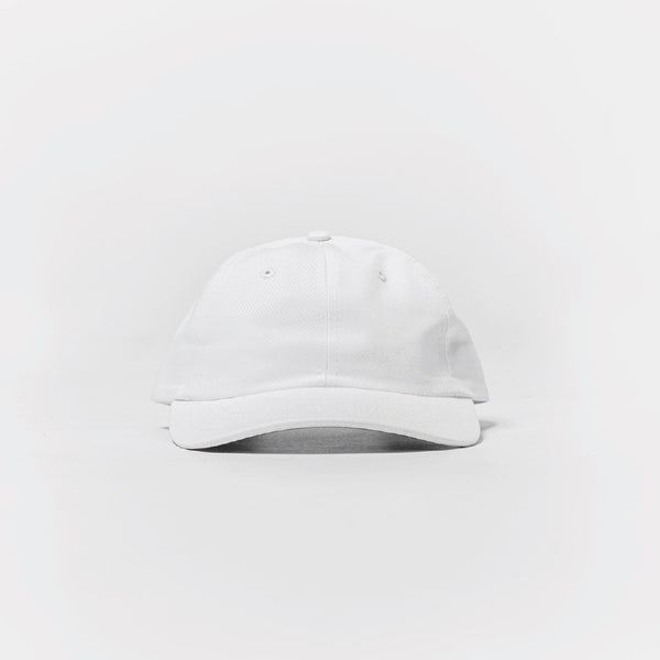 Vue de face casquette unisexe blanche 100% coton ajustable / Front view 100% cotton white cap made in Canada by Volprivé. 