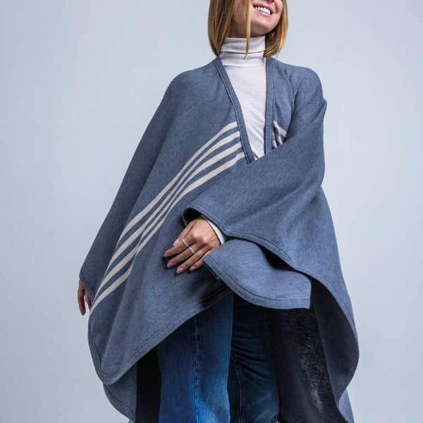 Jeune femme portant châle en laine mérinos gris avec rayures beiges / Young women wearing a grey with beige stripes merino wool shawl made in Canada by Volprivé.