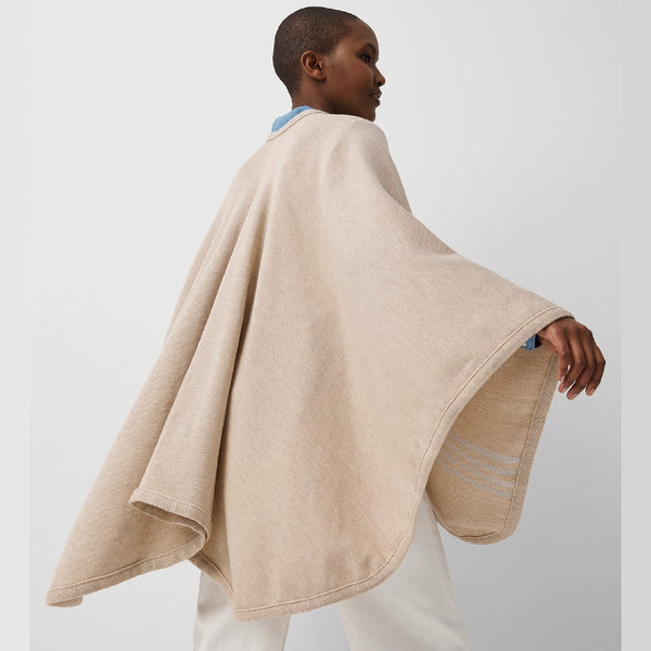 Vue de dos jeune femme portant châle en laine mérinos beige / Back view of young women wearing a beige merino wool shawl made in Canada by Volprivé.