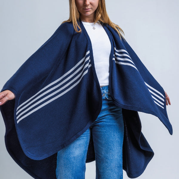 Jeune femme portant châle en laine mérinos bleu marine / Young women wearing a navy blue merino wool shawl made in Canada by Volprivé.