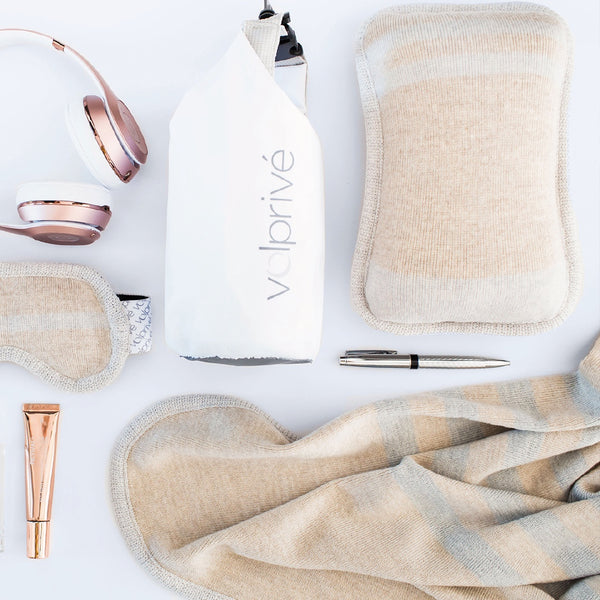 Ensemble de voyage haut de gamme beige et gris pâle en laine mérinos / Luxury travel kit beige and light grey merino wool by Volprivé.