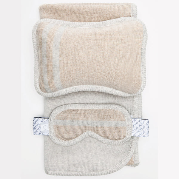 Ensemble de voyage beige de luxe en laine mérinos / Luxury travel set made in Canada by Volprivé in merino wool beige and light grey.