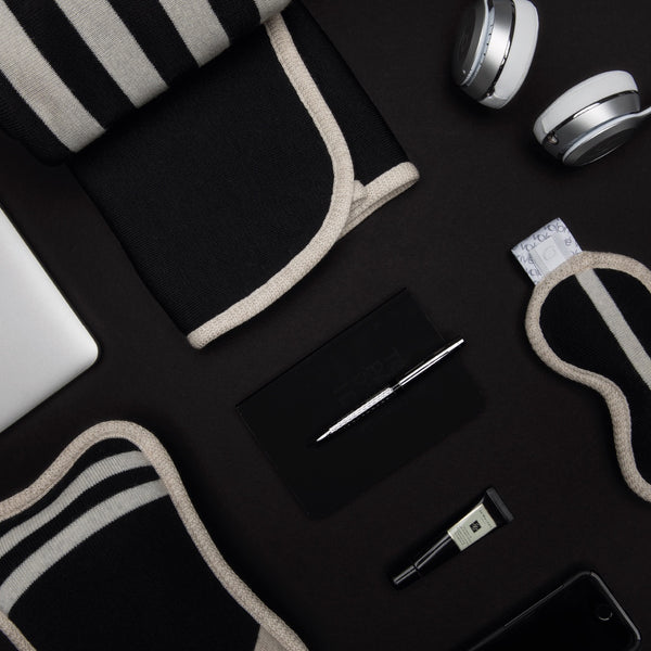 Ensemble de voyage haut de gamme noir et beige en laine mérinos / Luxury travel kit black and beige merino wool by Volprivé.