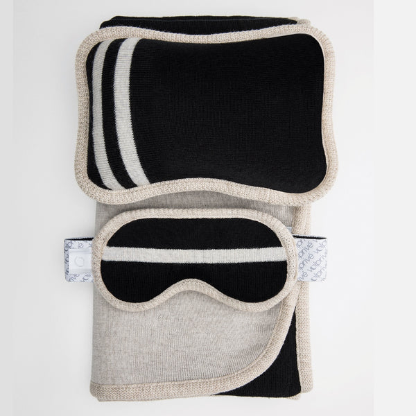 Ensemble de voyage noir et beige de luxe en laine mérinos / Luxury travel set made in Canada by Volprivé in merino wool black and beige.