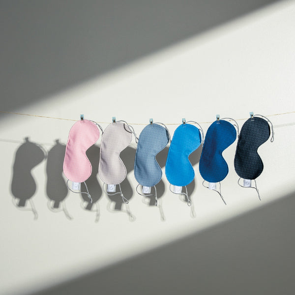 Assortiment de masques de sommeil sur corde à linge avec ombres / Assortment of sleep masks on a string with shadow made in Canada by Volprivé.