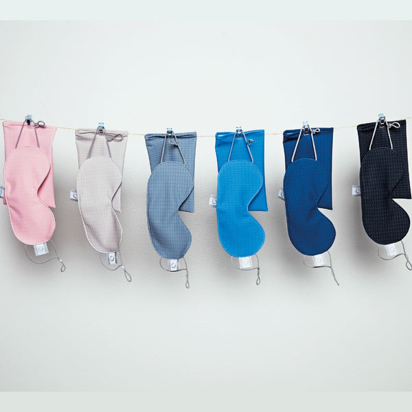 Assortiment de masques de sommeil sur corde à linge avec pochettes de rangement assortie / Assortment of sleep masks on a string with assorted storage pouch made in Canada by Volprivé.