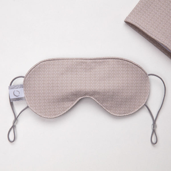 Masque de sommeil beige ajustable aux oreilles avec pochette assortie / Sleep masque with matching case adjustable at the ears beige made in Canada by Volprivé.