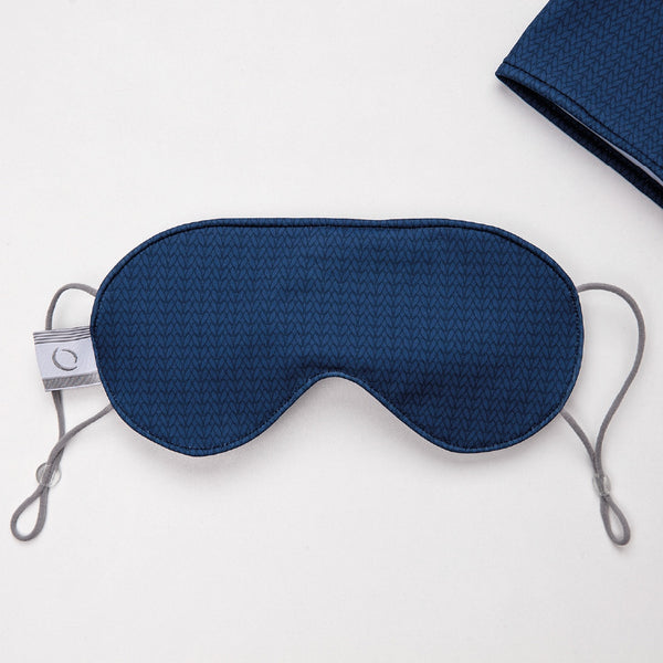 Masque de sommeil bleu marine ajustable aux oreilles avec pochette assortie / Sleep masque with matching case adjustable at the ears navy blue made in Canada by Volprivé.
