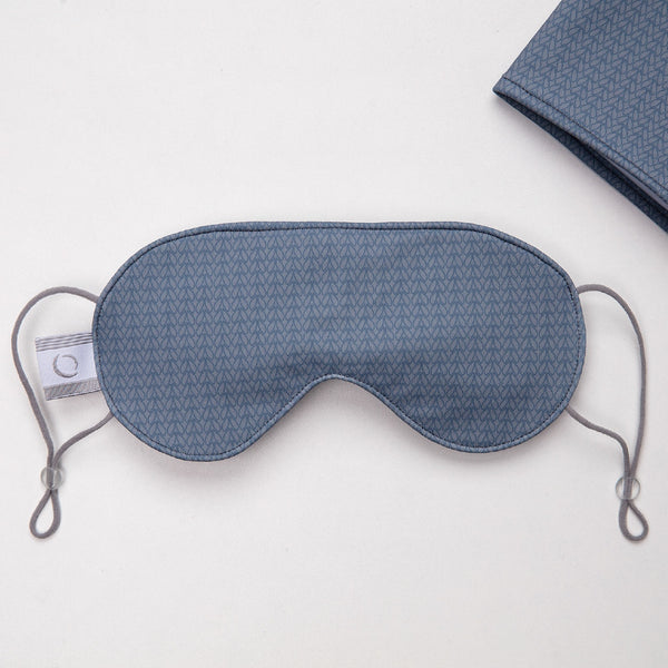 Masque de sommeil gris ajustable aux oreilles avec pochette assortie / Sleep masque with matching case adjustable at the ears grey made in Canada by Volprivé.