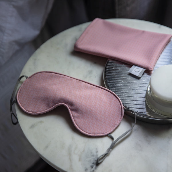 Masque de sommeil rose avec étui sur table de chevet en marbre / Volprivé ÉDEN pink sleep mask with matching case on marble table night stand.
