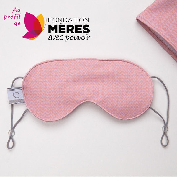 Fondation Mères avec Pouvoir Masque de sommeil rose ajustable aux oreilles avec pochette assortie / Sleep masque with matching case adjustable at the ears pink made in Canada by Volprivé.