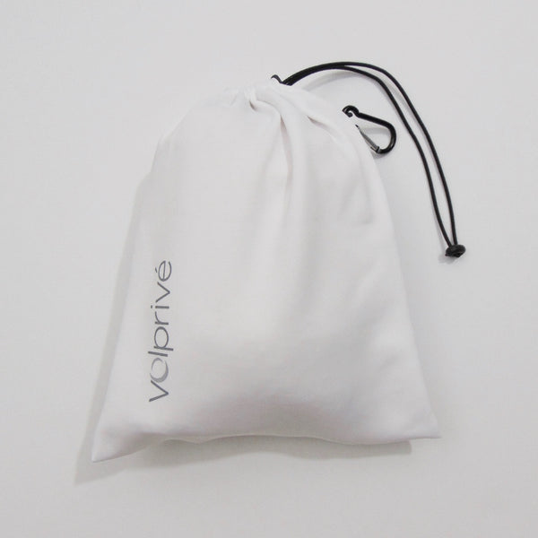 Sac compressible Volprivé blanc pour oreiller de voyage / Compressive white Volprivé bag for travel neck pillow.  