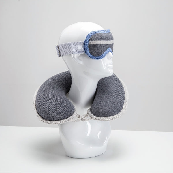 Mannequin oreiller de voyage et masque assorti en laine de mérinos gris / Travel neck pillow and mask in grey merino wool.