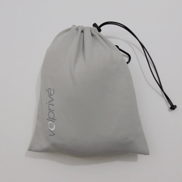 Sac compressible Volprivé gris pour oreiller de voyage / Compressive grey Volprivé bag for travel neck pillow.