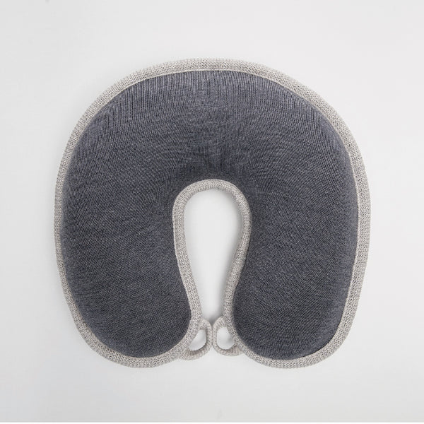 Oreiller de voyage en forme de U avec aimant en laine mérinos gris / Travel neck pillow with magnet in grey merino wool made in Canada by Volprivé.