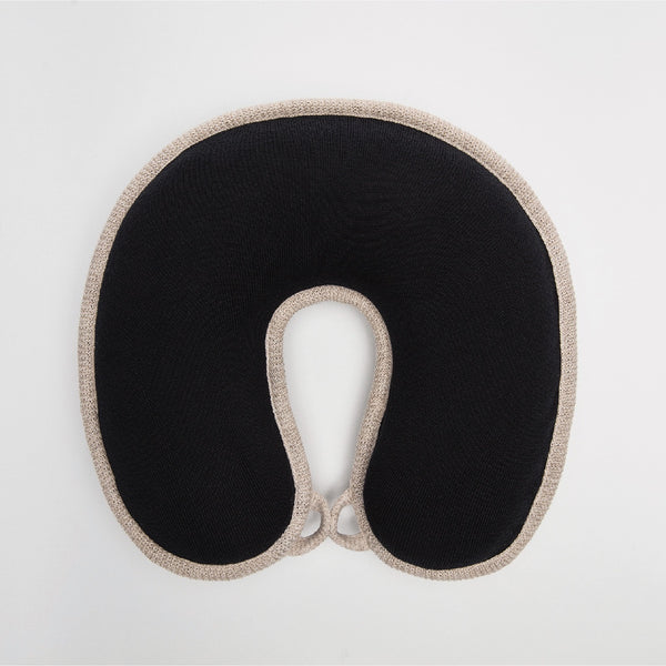 Oreiller de voyage en forme de U avec aimant en laine mérinos noir / Travel neck pillow with magnet in black merino wool made in Canada by Volprivé.