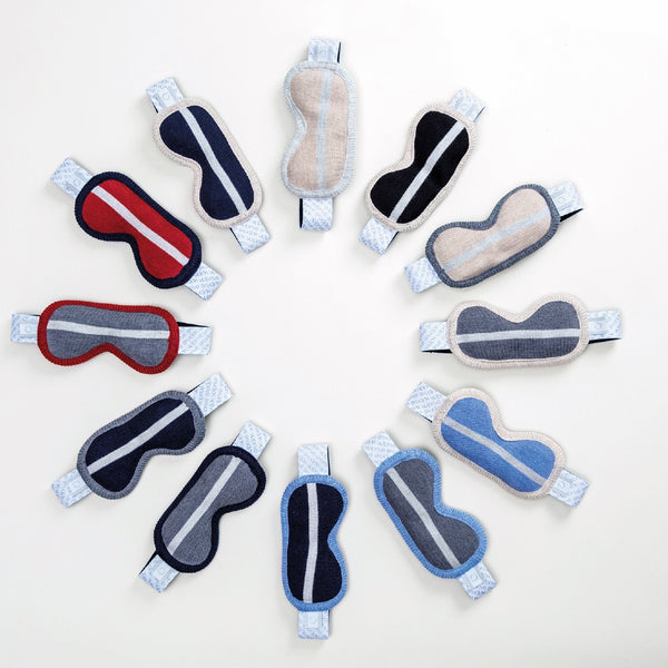 Assortiment de 12 masques de sommeil lestés en laine mérinos / Assortment in circle of 12 weighted sleep eye mask in merino wool by Volprivé.