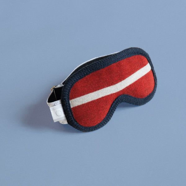 Masque loup bandeau sommeil nuit rouge sur fond bleu lunette de ski / Weighted sleep mask night red ski goggle with blue background.