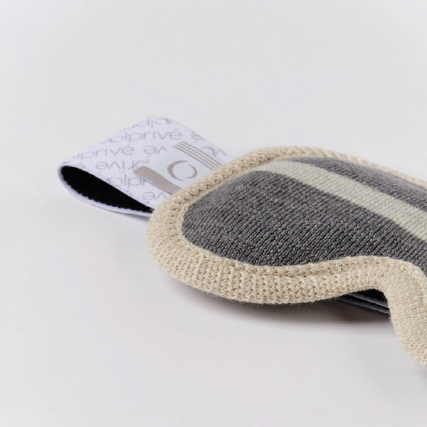 Masque loup bandeau sommeil nuit gris et beige sur fond blanc lunette de ski à plat / Weighted sleep mask night grey and beige flat view ski goggle withe background.