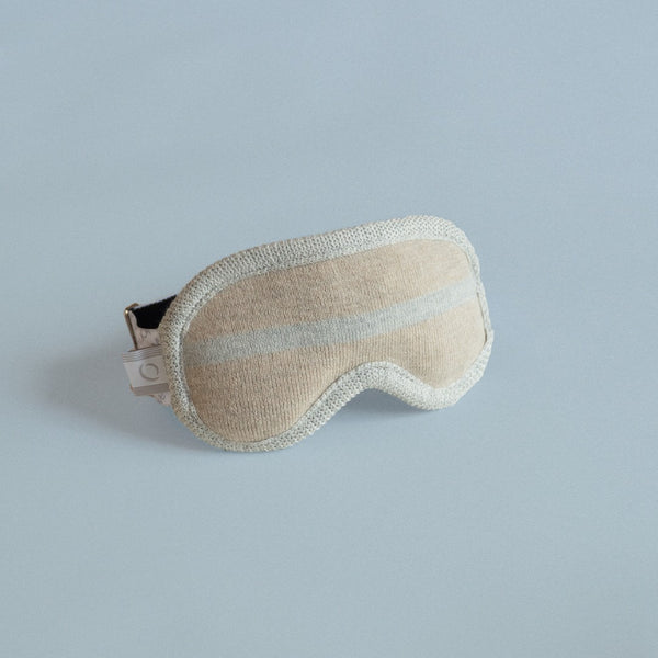 Masque loup bandeau sommeil nuit beige sur fond bleu vert lunette de ski / Weighted sleep mask night beige ski goggle with blue green background.