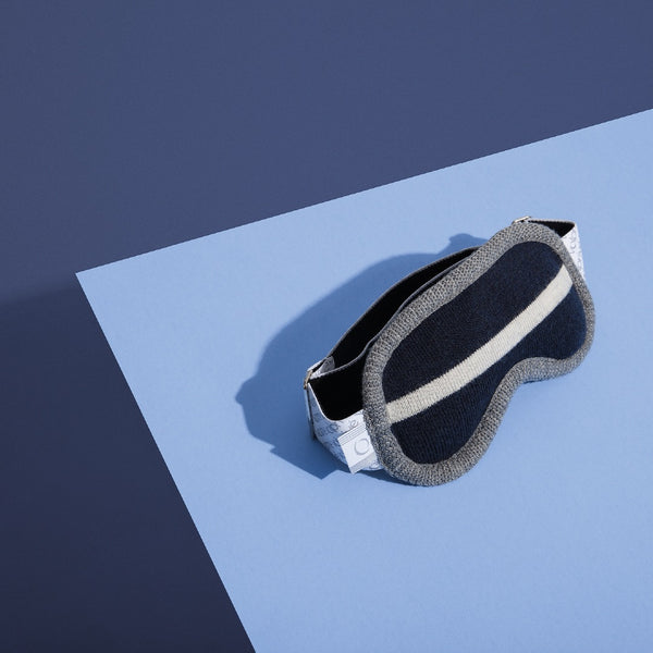 Masque loup bandeau sommeil nuit bleu marine sur fond bleu mauve lunette de ski / Weighted sleep mask night navy blue ski goggle with blue purple background.
