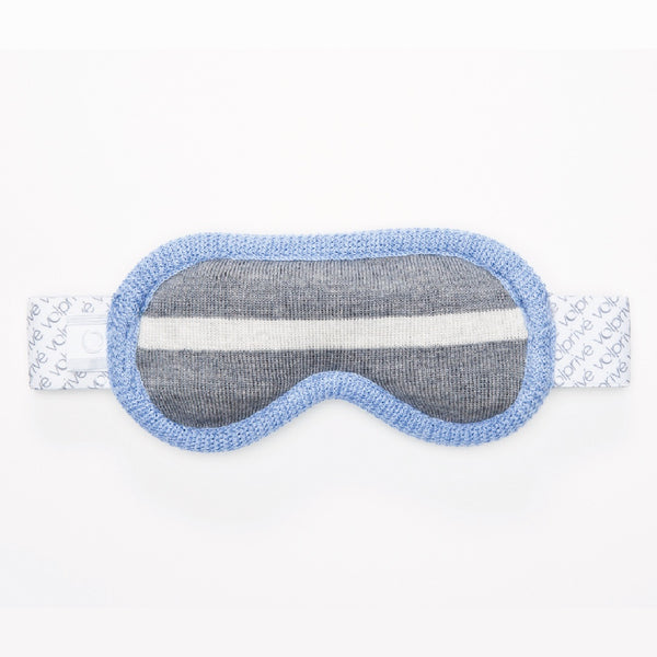 Cache yeux masque de sommeil en laine mérinos gris et bleu pâle / Eyepatch sleep mask in merino wool by Volprivé grey and light blue.