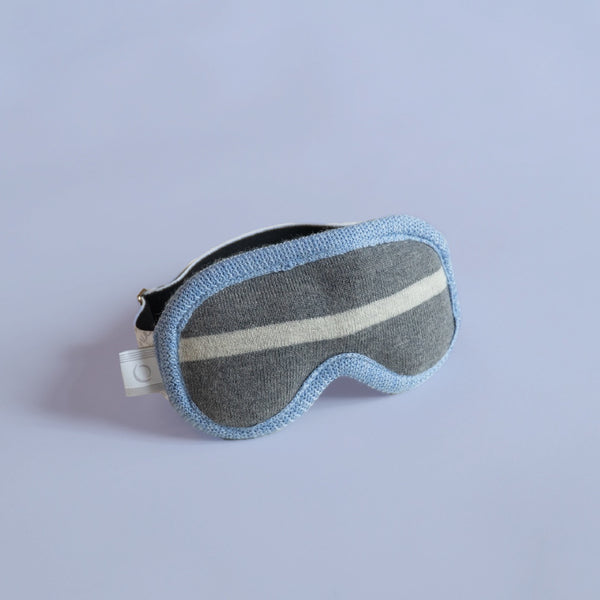 Masque loup bandeau sommeil nuit gris et bleu pâle  sur fond lilas lunette de ski / Weighted sleep mask night grey and light blue ski goggle with lilac green background.