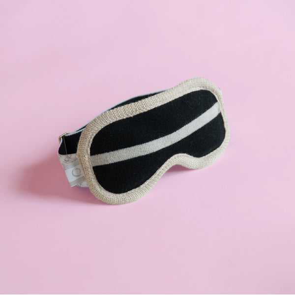 Masque loup bandeau sommeil nuit noir sur fond rose lunette de ski / Weighted sleep mask night black ski goggle with oink background.
