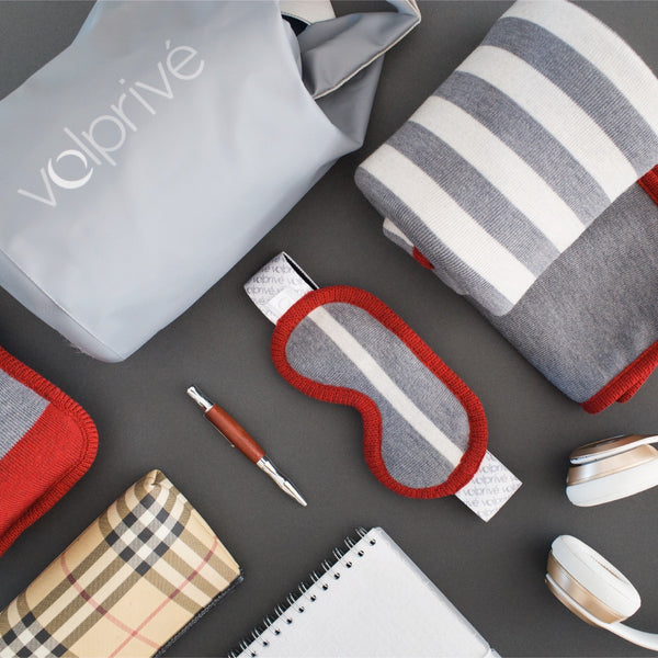 Masque de sommeil gris et rouge de Volprivé en laine de mérinos fabriquée au Canada / Luxury sleep mask in merino wool ski goggle shape weighted sleep mask made in Canada in grey and red by Volprivé.