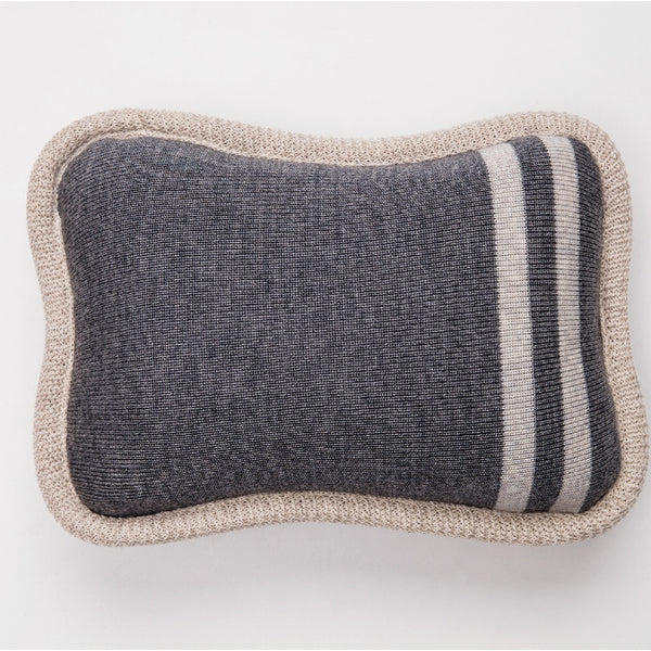Oreiller gris de voyage en laine de mérinos en forme d'os / Travel pillow bone shape merino wool gris by Volprivé.