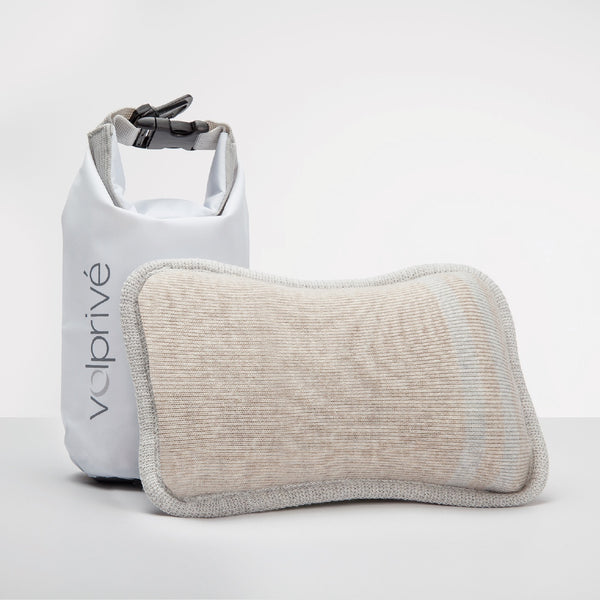 Oreiller compact de voyage beige et de camping avec sac au sec au sec de transport blanc 2L imperméable / Compact camping travel pillow beige with travel dry bag 2L white made by Volprivé.