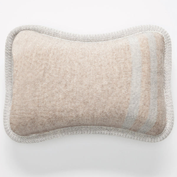 Oreiller beige de voyage en laine de mérinos en forme d'os / Travel pillow bone shape merino wool beige by Volprivé.
