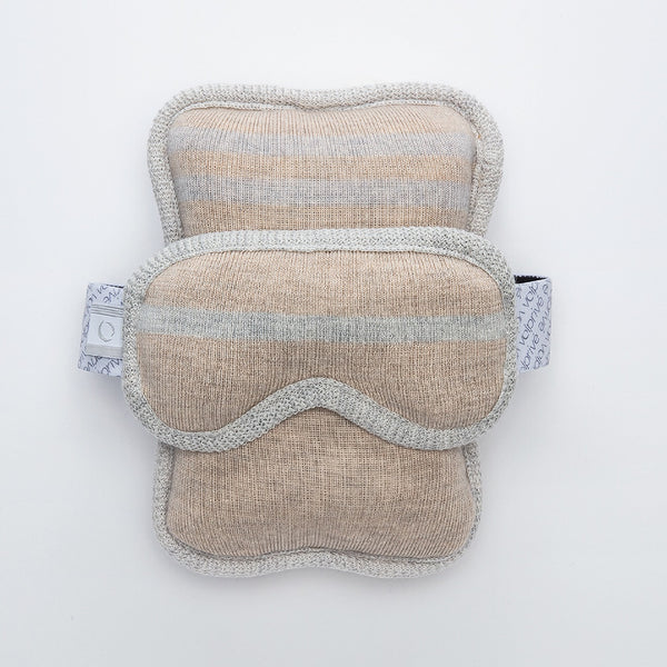 Combo beige oreiller de voyage et masque en laine de mérinos / Travel pillow and sleep mask made of merino wool in beige by Volprivé.