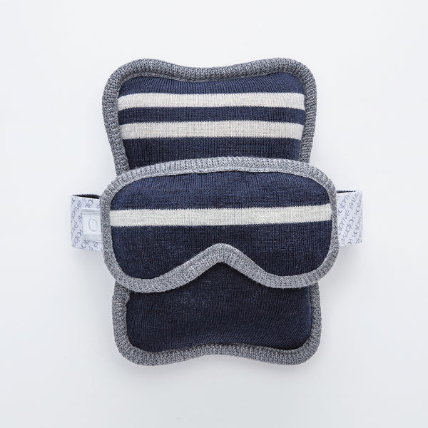 Combo bleu marine oreiller de voyage et masque en laine de mérinos / Travel pillow and sleep mask made of merino wool in navy blue by Volprivé.