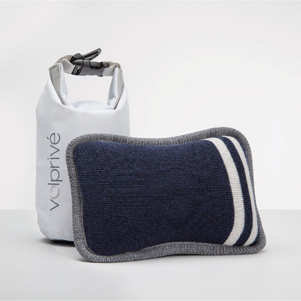 Oreiller compact de voyage bleu marine et de camping avec sac au sec au sec de transport blanc 2L imperméable / Compact camping travel pillow navy blue with travel dry bag 2L white made by Volprivé.