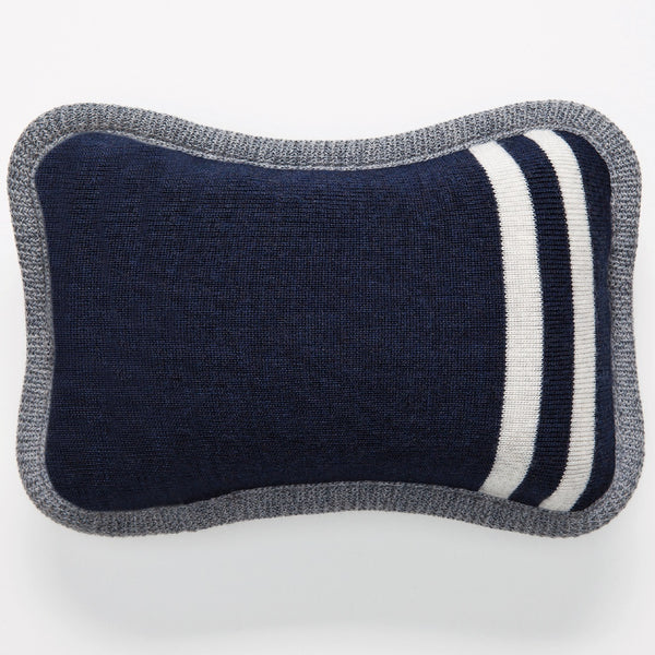 Oreiller bleu marine de voyage en laine de mérinos en forme d'os / Travel pillow bone shape merino wool navy blue by Volprivé.
